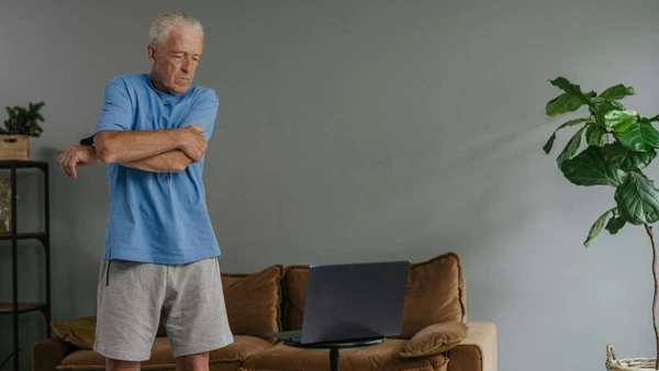 Alongamentos e exercícios de equilíbrio: ajudam a prevenir quedas e aumentam a mobilidade.