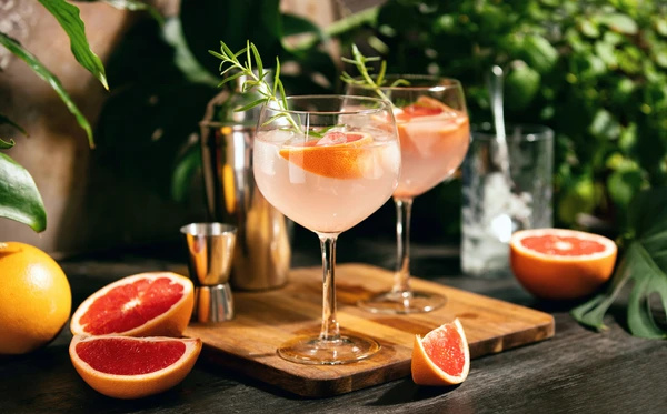 Aquário: Gin tônica: moderno, fresco e versátil, perfeito para quem pensa diferente. por Shutterstock