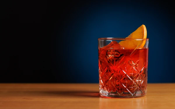 Áries: Negroni: intenso, direto e com a coragem que combina com quem não faz nada pela metade. por Shutterstock