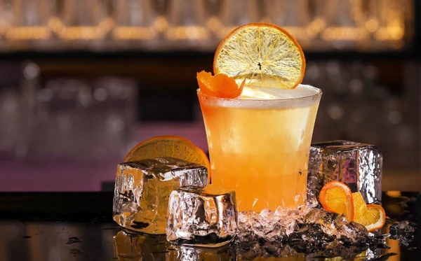 Capricórnio: Whisky Sour: forte, equilibrado e tradicional, mas sem abrir mão da sofisticação. por Shutterstock