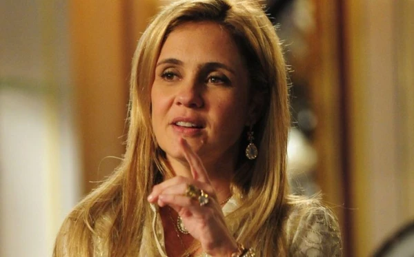 Carminha (Adriana Esteves) em 