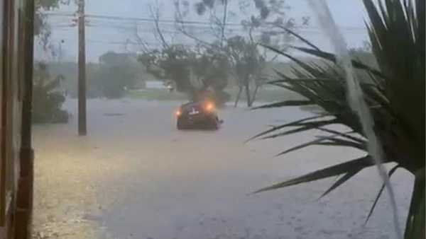 Carro foi arrastado pela enxurrada por Reprodução/ Redes sociais