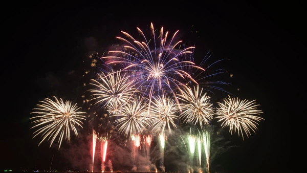 Conheça os melhores destinos para assistir a queima de fogos da virada de 2026