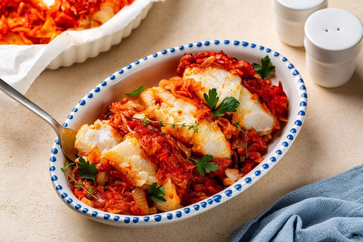 Bacalhau ao forno com molho de tomate (Imagem: OlgaBombologna | Shutterstock)