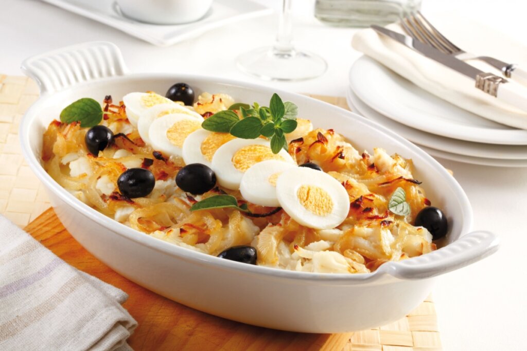 Bacalhau de forno com ovo e azeitona (Imagem: Hans Geel | Shutterstock)