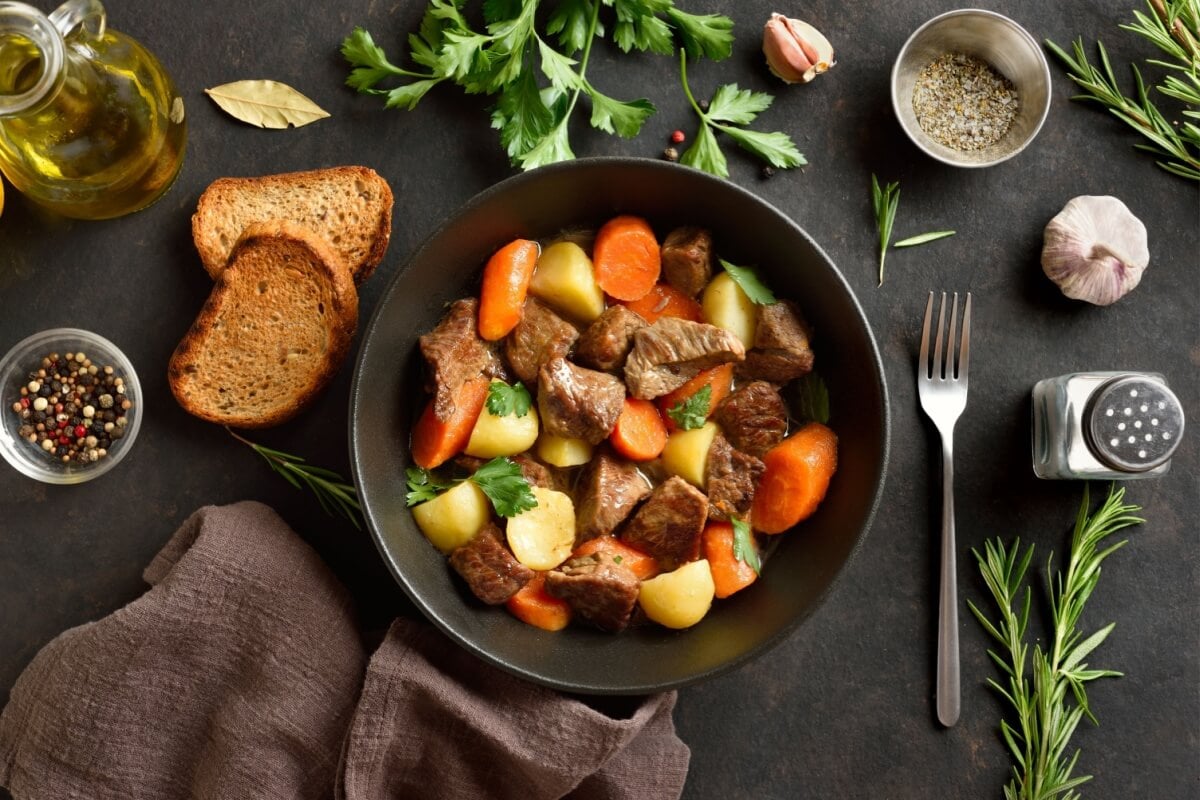 Carne com batata e cenoura (Imagem: Tatiana Volgutova | Shutterstock)