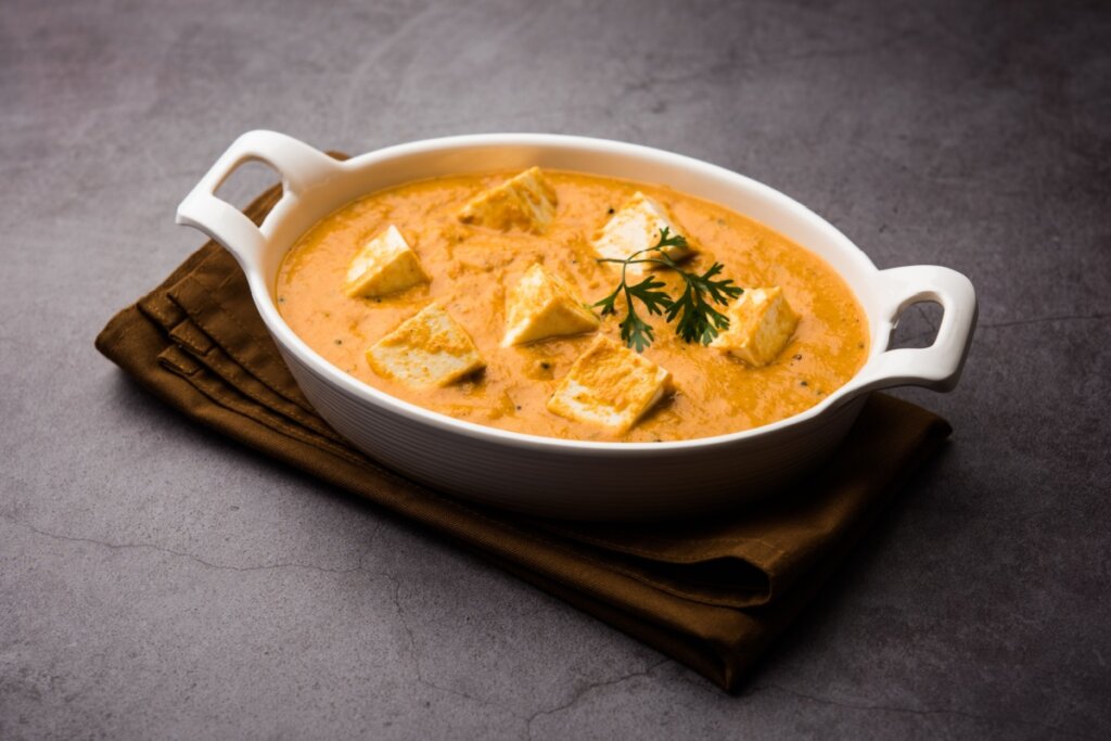Tofu ao curry com leite de coco (Imagem: Indian Food Images | Shutterstock)