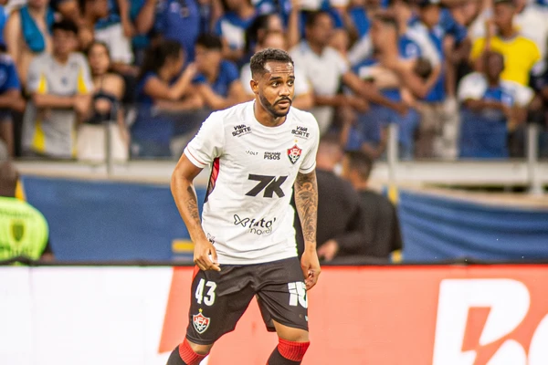 Edu em ação com a camisa do Vitória 