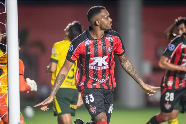 Edu em ação pelo Vitória  por Victor Ferreira/EC Vitória 