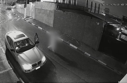 Ele deixou o carro parado enquanto abria o portão por Reprodução/ g1