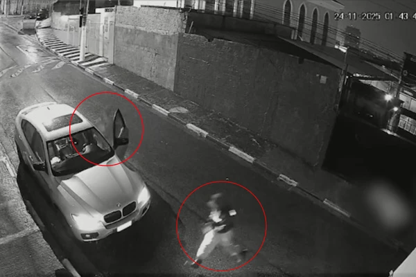 Eles correm para o carro após atingir o empresário por Reprodução/ g1