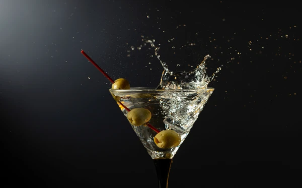 Escorpião: Martini seco: intenso, clássico e cheio de profundidade por trás da simplicidade. por Shutterstock