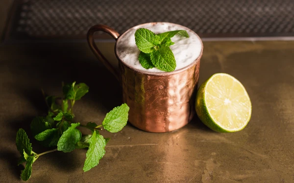 Gêmeos: Moscow Mule: vibrante, refrescante e cheio de personalidade, como o ritmo rápido do signo. por Shutterstock