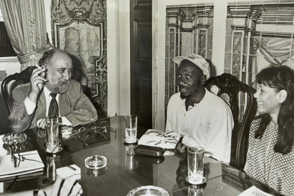 Jimmy Cliff com Luiz Felipe, reitor da Ufba, em 1995 por Paulo Macedo/Arquivo CORREIO