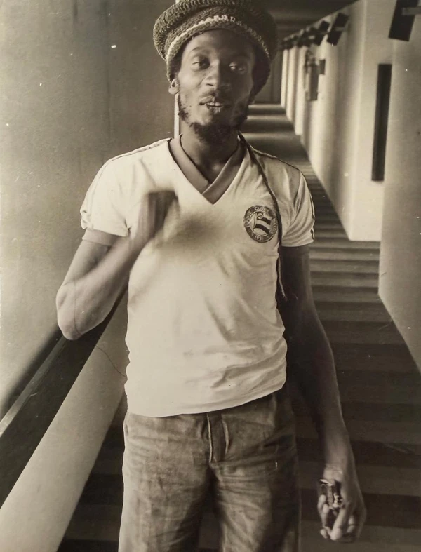 Jimmy Cliff em maio de 1980 com a camisa do Bahia por Gago/Arquivo CORREIO