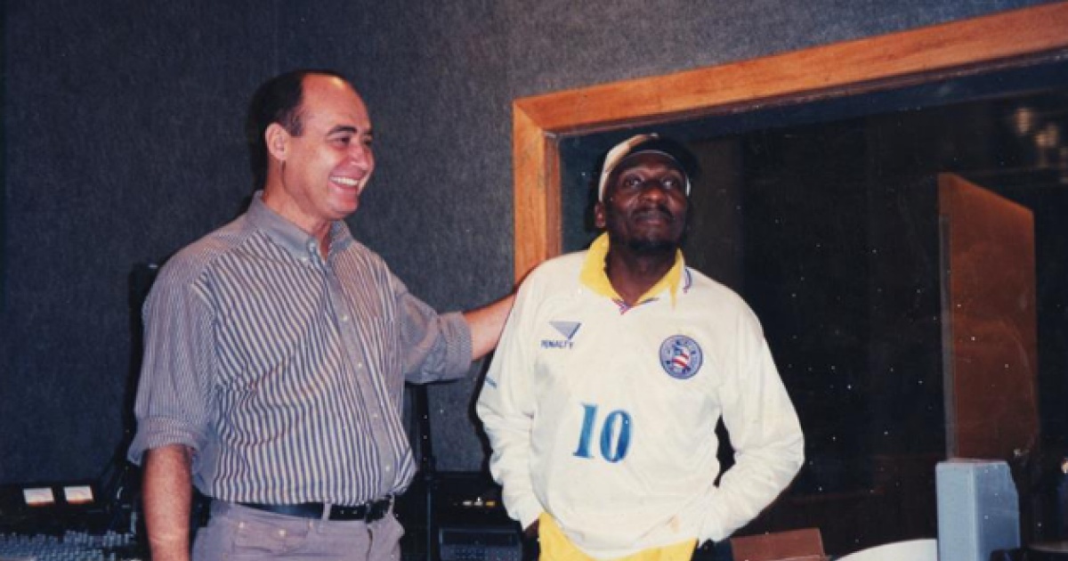 Jimmy Cliff com camisa tricolor por Reprodução 
