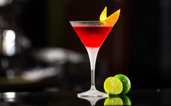 Libra: Cosmopolitan: charmoso, harmonioso e sempre pronto para um cenário bonito. por Shutterstock