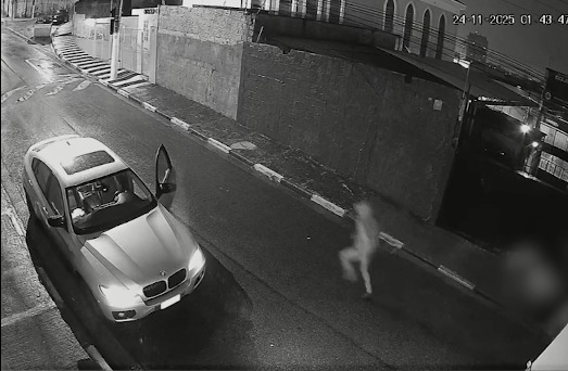 Logo um segundo suspeito aparece e corre para o carro enquanto o primeiro atira na vítima por Reprodução/ g1