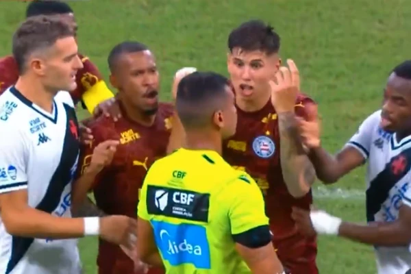 Mingo reclamando com o árbitro após receber o segundo amarelo