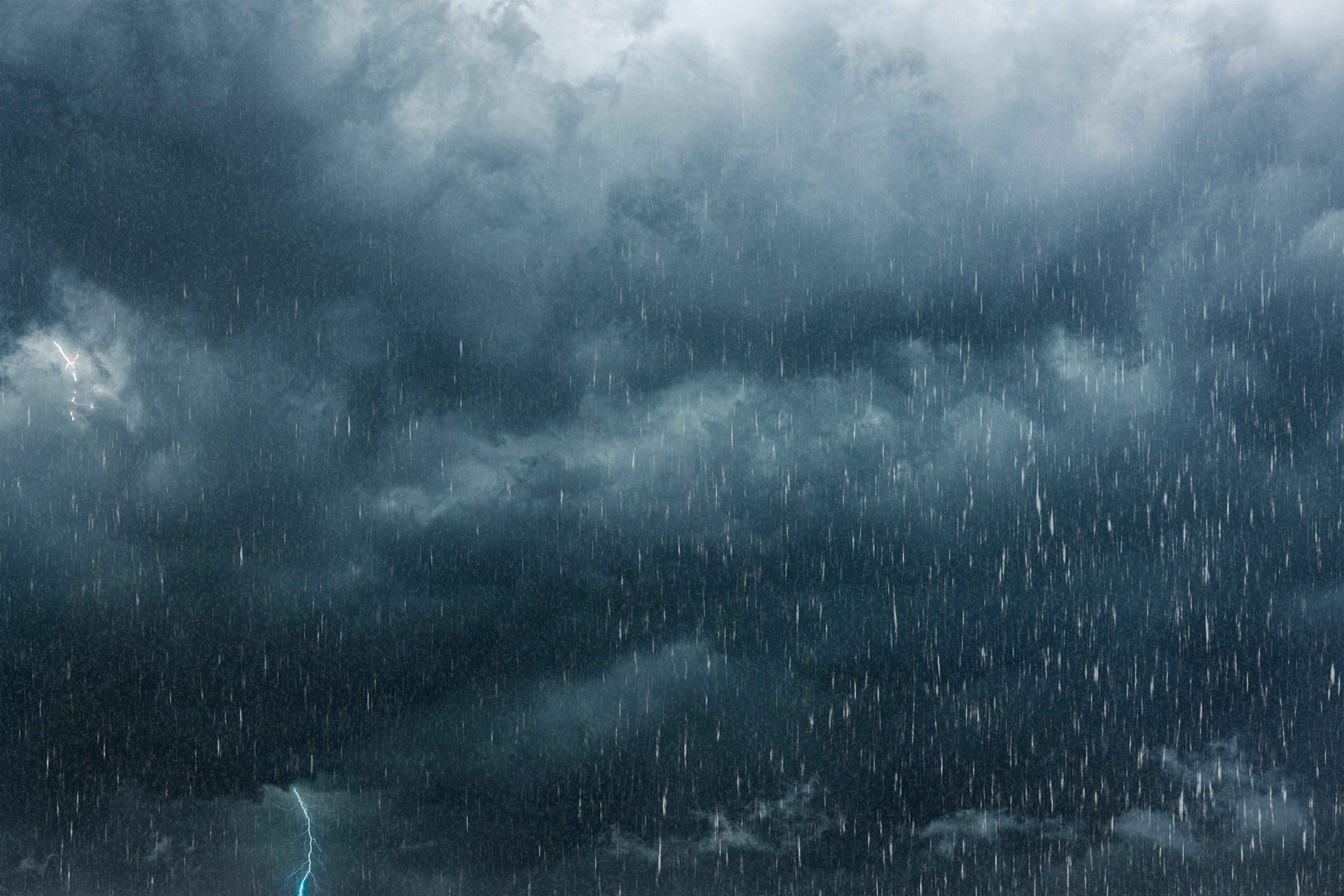 Frente fria traz chuva forte, queda da temperatura e mar agitado na Bahia