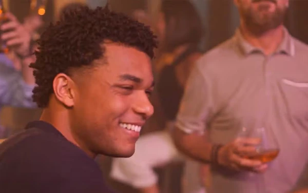 Samuel (Juan Paiva) vai perder o controle em balada