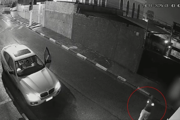 Um criminoso aborda a vítima por Reprodução/ g1