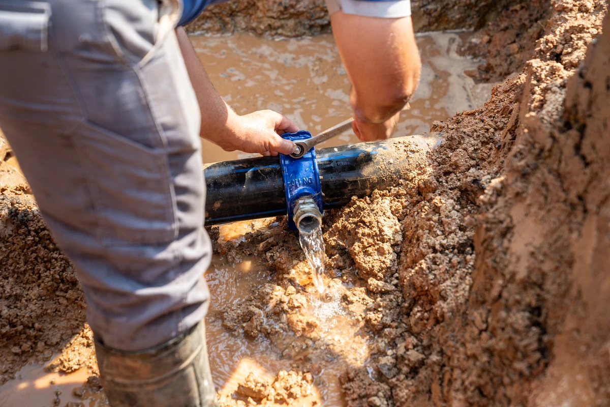 Em todo o Brasil, o volume total de água não faturada em 2023,foi de aproximadamente 5,8 bilhões de m³, equivalente ao desperdício diário de 6.346 piscinas olímpicas de água tratada por Shutterstock