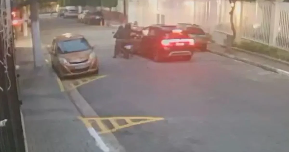 Imagem - Vídeo: advogado em carro blindado é morto a tiros na porta de casa