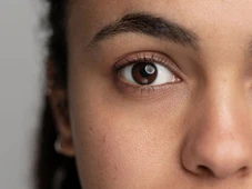 Imagem - Moscas volantes: os pontinhos pretos que você vê indicam risco de ficar cego