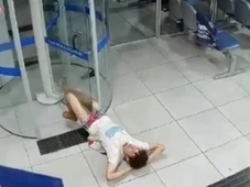 Imagem - Vídeo: ladrão entala em porta giratória e acaba de cueca dentro de banco