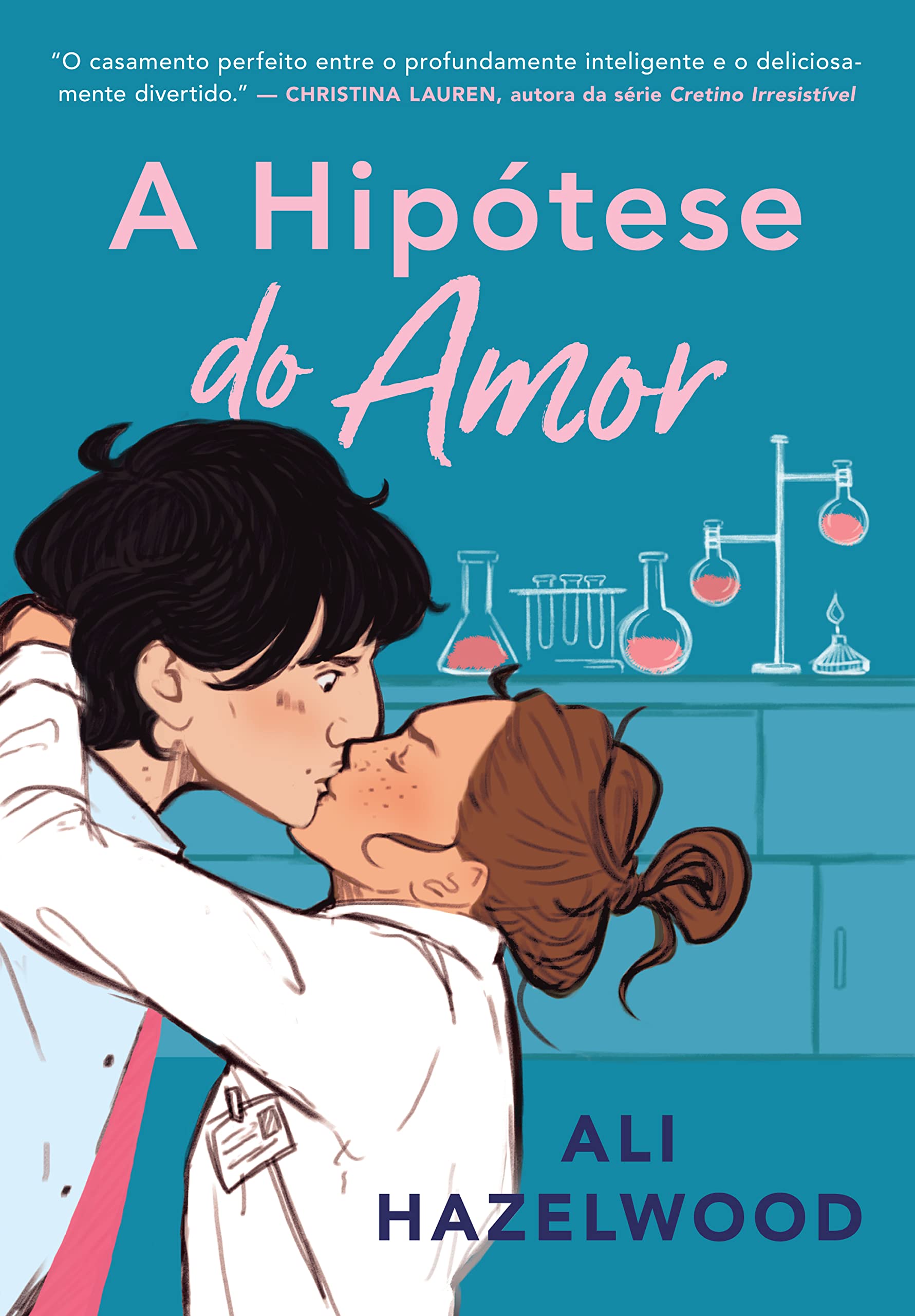 A Hipótese do Amor, de Ali Hazelwood (Arqueiro). É um livro sobre Olive Smith, uma estudante de doutorado em Biologia que não acredita no amor, e Adam Carlsen, um professor temido e respeitado em Stanford. Para provar à sua amiga que está bem, ela finge um namoro com ele.  por Divulgação