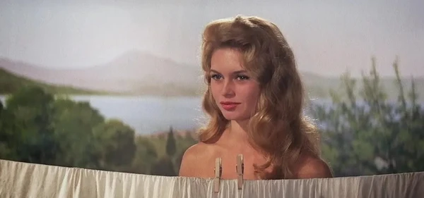 Brigitte Bardot em 'E Deus criou a mulher', de Jean-Luc Godard por Reprodução