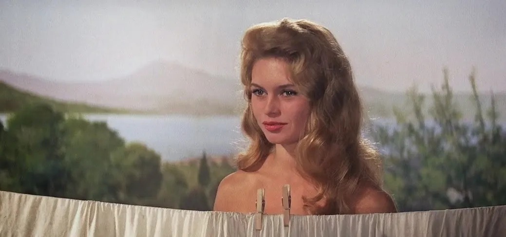 Brigitte Bardot em 'E Deus criou a mulher', de Jean-Luc Godard por Reprodução