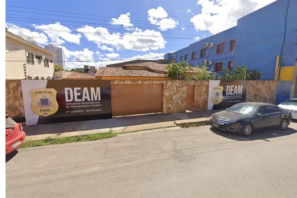 Deam Barreiras: Rua Júlio César, Nº 500, CEP: 47800-000 por Google Street View