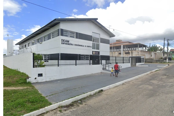 Deam de Alagoinhas: Rua Democrata, S/N, CEP:48000-100 por Google Street View