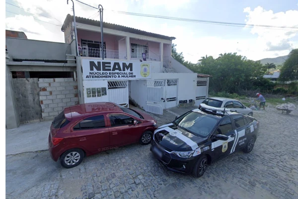 Deam de Senhor do Bonfim: R. Juvêncio Fialho, 20 por Google Street View