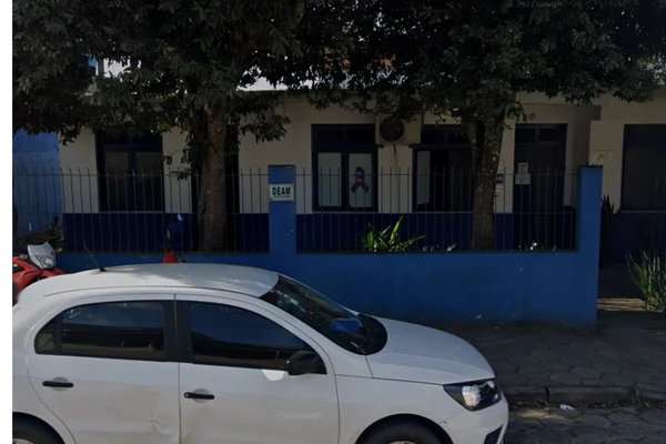 Deam de Teixeira de Freitas: Rua Santa Bárbara, S/N, CEP:45995-000 por Google Street View