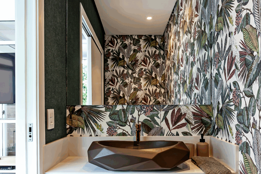 As flores e folhagens criam uma atmosfera leve e convidativa (Projeto: Cristiane Schiavoni | Imagem: Carlos Piratininga)