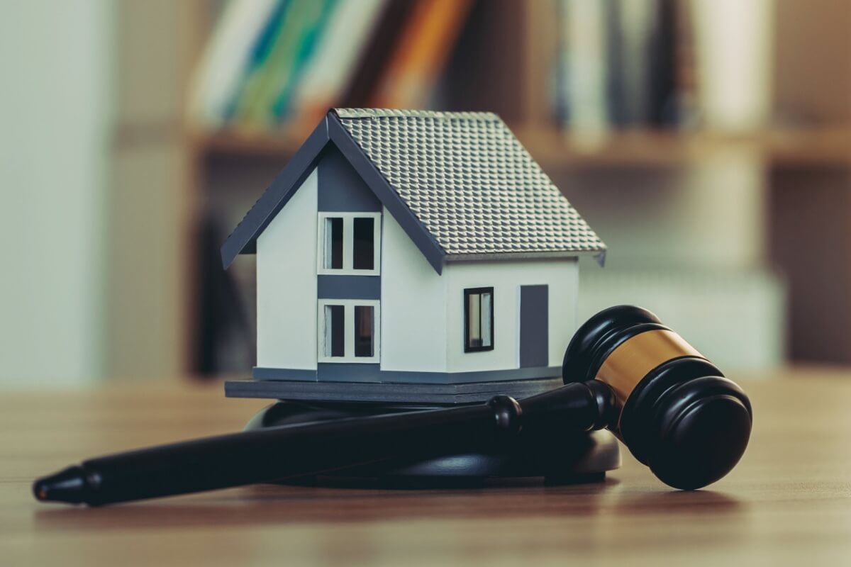 Comprar um imóvel em leilão exige alguns cuidados (Imagem: chayanuphol | Shutterstock)