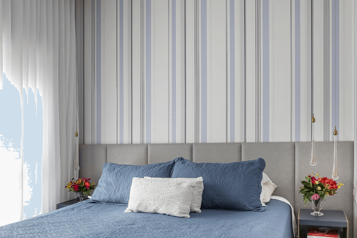 O papel de parede ajuda a renovar os ambientes  (Projeto: Cristiane Schiavoni | Imagem: Carlos Piratininga)