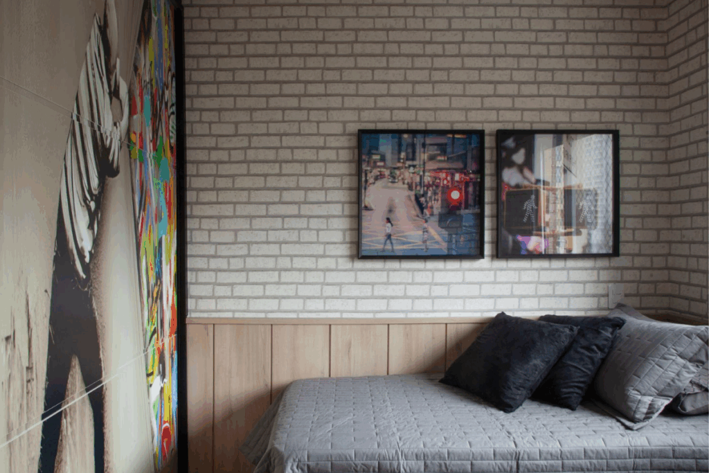 O papel de parede com aparência de tijolos dá um toque acolhedor e rústico ao ambiente (Projeto: Cristiane Schiavoni | Imagem: Carlos Piratininga)