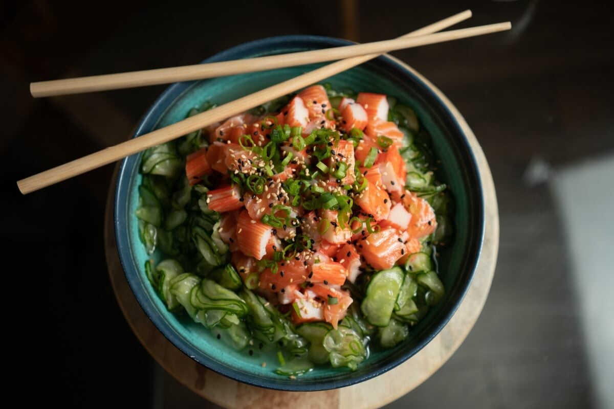Sunomono com salmão e kani (Imagem: Brgphoto | Shutterstock)
