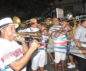 Evento resgata a memória do bloco Os Internacionais com marchinhas e percussão, fortalecendo a boemia no coração de Salvador