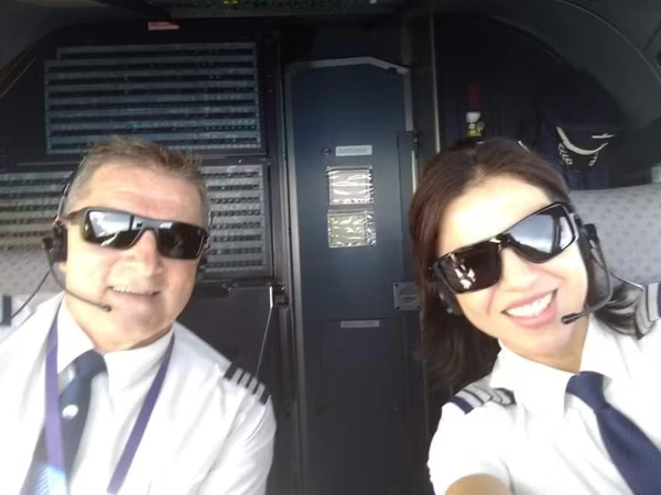 Karina Buchalla Lutkus ao lado do marido que também é piloto, atualmente aposentado por Arquivo pessoal 