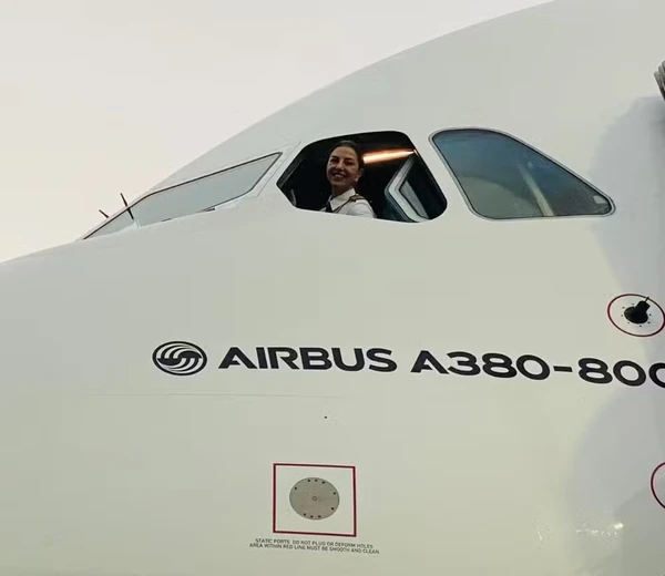 Karina Buchalla Lutkus se tornou a primeira mulher brasileira a comandar um Airbus A380  por Arquivo pessoal 