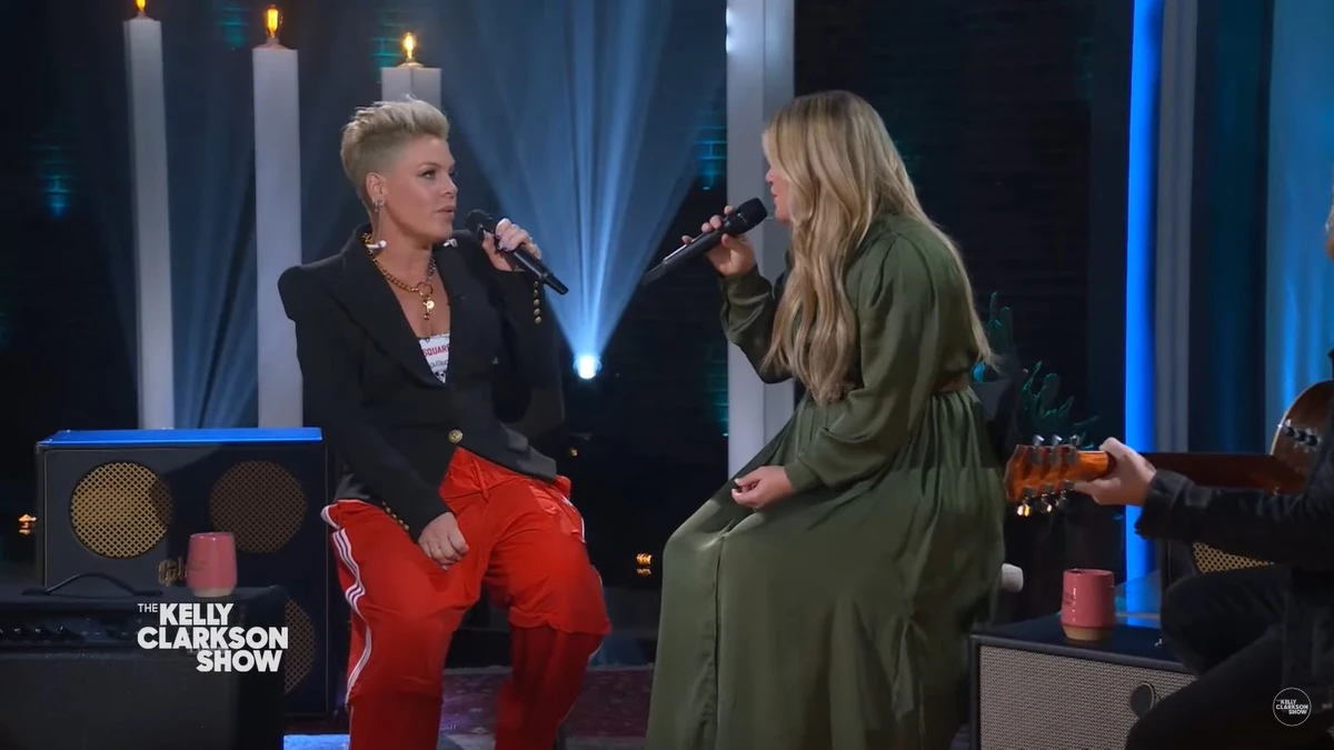 Kelly Clarkson e Pink fazem dueto de “What About Us” no programa 'The Kelly Clarkson Show' por Reprodução