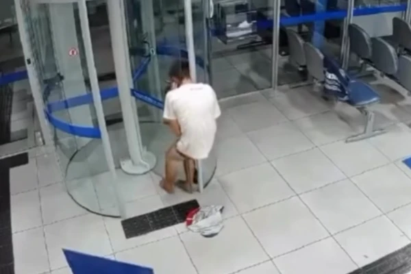 Ladrão ficou preso na porta giratória por Reprodução