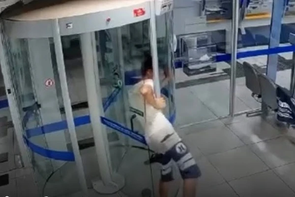 Ladrão tentando sair da porta por Reprodução