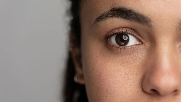 Pontinhos pretos na visão são sinal de alerta 