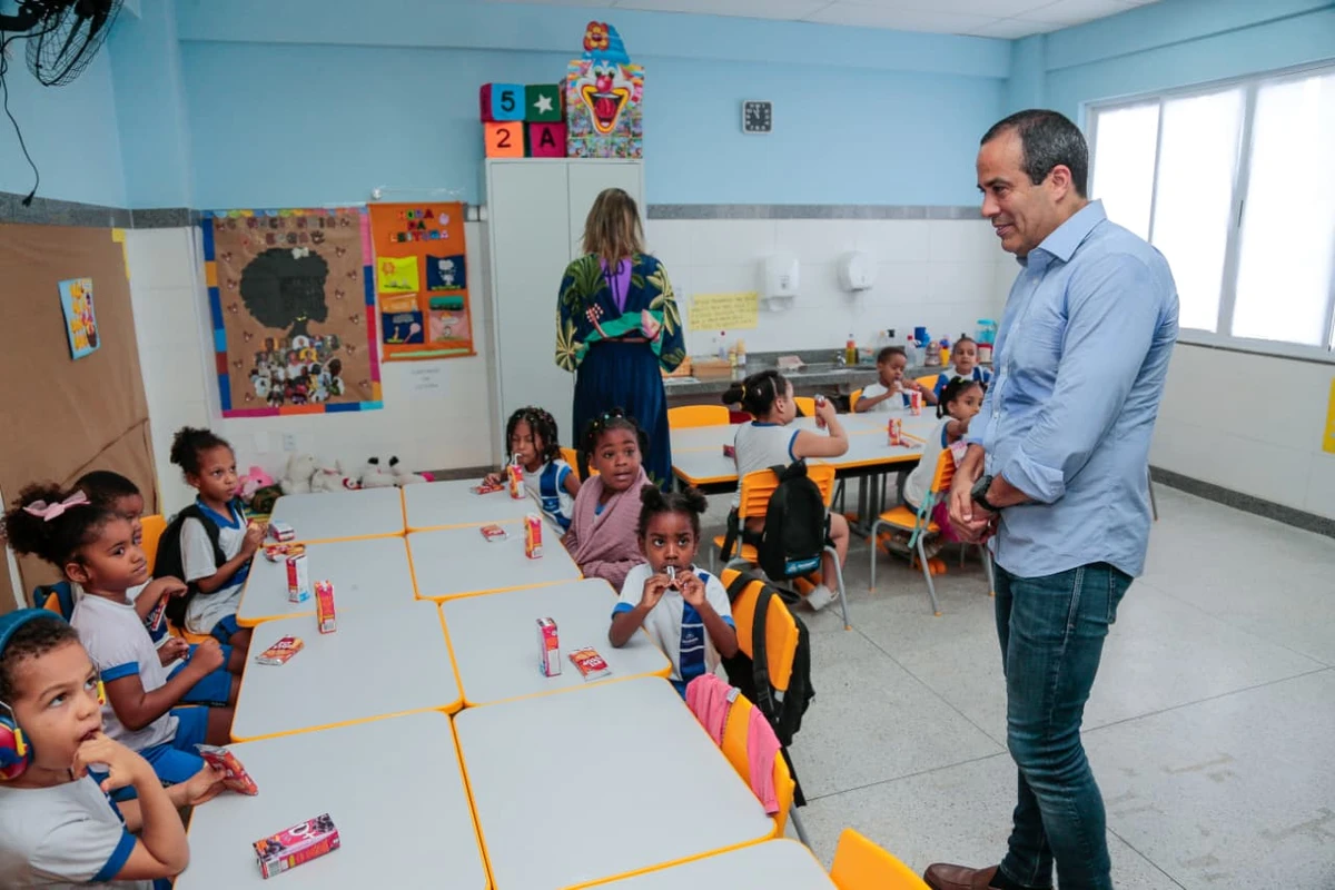 Prefeito Bruno Reis durante entrega das novas escolas